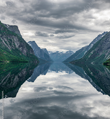 Wasserspiegelung im Eikesdalssee in Norwegen