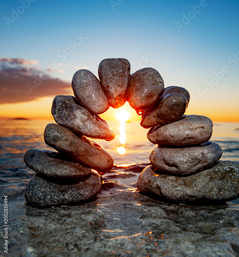 Steinbogen auf Öland bei Sonnenuntergang