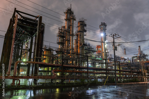 雨の中の川崎市浮島町の工場夜景
Rainy Night View of Industrial Plant in Ukishimacho, Kawasaki, Japan