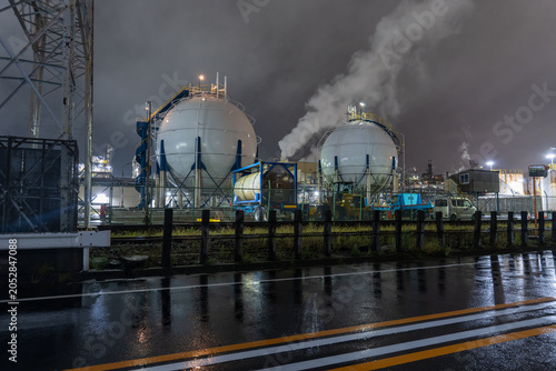 川崎市浮島町の球形タンクと煙立ちのぼる工場夜景
Night View of Industrial Plant with Spherical Tanks in Ukishimacho, Kawasaki, Japan