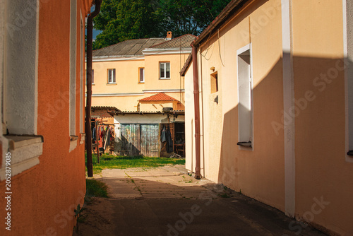 Canvas Print old residential courtyard with historic buildings and sunny passageway