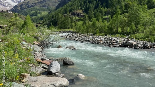 torrente e montagne a gressoney la trinitè, italia