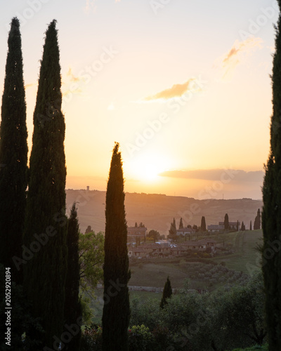 Foto Abendstimmung im Val d‘Orcia, Toskana (Italien) - Blick über Monticciello bis na