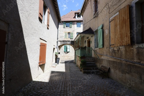Rue typique dans la ville, ville de Baume les Dames, département du Doubs, France