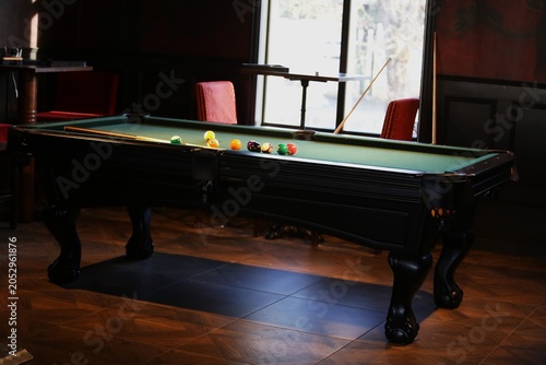 Bilde på lerret Elegant Billiard Table in a Stylish Game Room with Soft Natural Light
