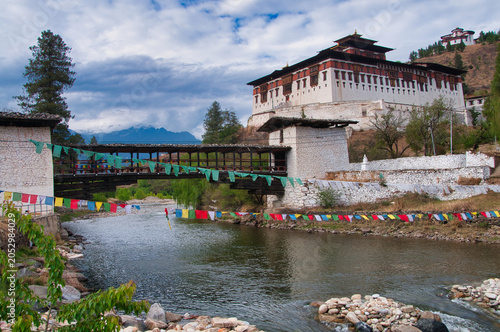 Fotografía Paro Dzong with famous Nemi Zam bridge over Paro Chhu river, Bhutan