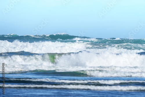 Cuadro en lienzo Large breaking waves creating a dramatic and dangerous sea.