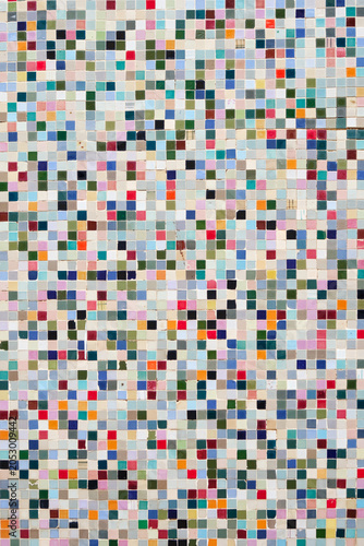 détail sur un mur de maison en carreaux de mosaïques colorés