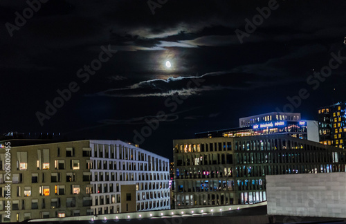 Quadro su tela Vue nocturne d’un quartier moderne illuminé sous la lune