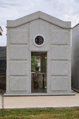 nouveau caveau de famille vide dans cimetière