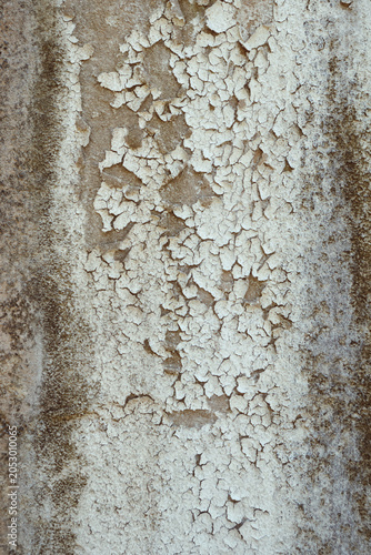 détail de texture sur un mur décrépi ocre et marron de la façade d'une vieille maison en béton 