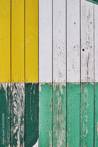 détail sur des planches en bois peintes jaune et vert 