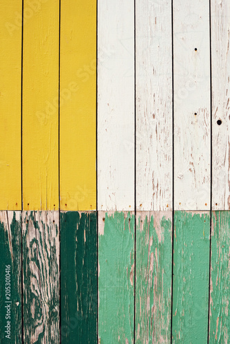 détail sur des planches en bois peintes jaune et vert 