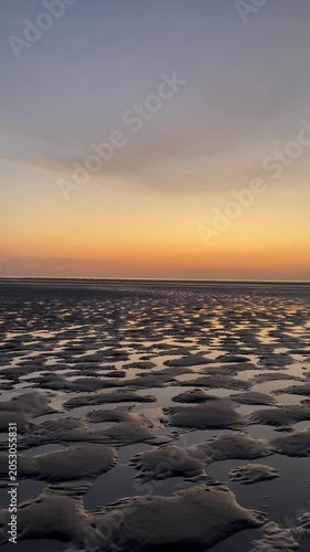 Sonnenuntergang bei Ebbe in Bricqueville-sur-Mer, Normandie, Frankreich