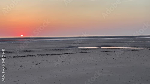 Sonnenuntergang am Strand bei Ebbe in der Normandie, Frankreich