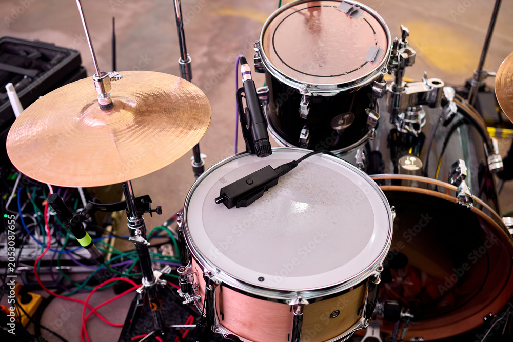 Obraz premium Close-up of drum kit snare and cymbal with microphone
