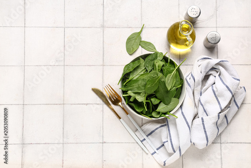 Bowl with fresh spinach lea...