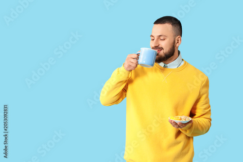 Young man with lemon and gi...