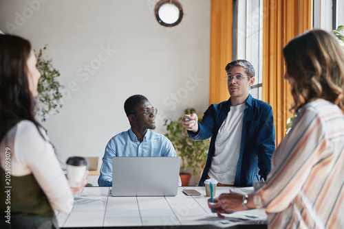 Fotografía Diverse business professionals conducting a meeting at a table in a modern offic