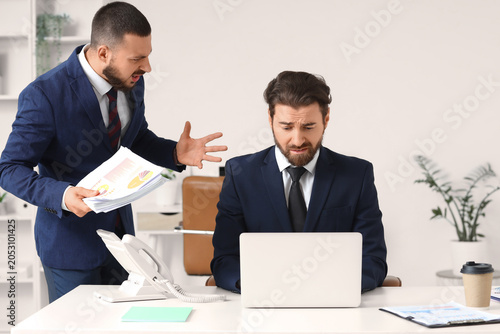Canvastavla Angry boss yelling at stressed employee in office, workplace conflict and busine