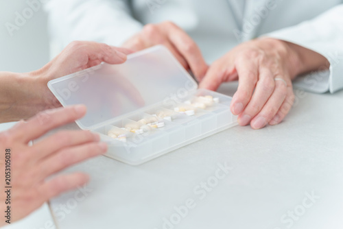 薬の説明を受ける高齢者の男性