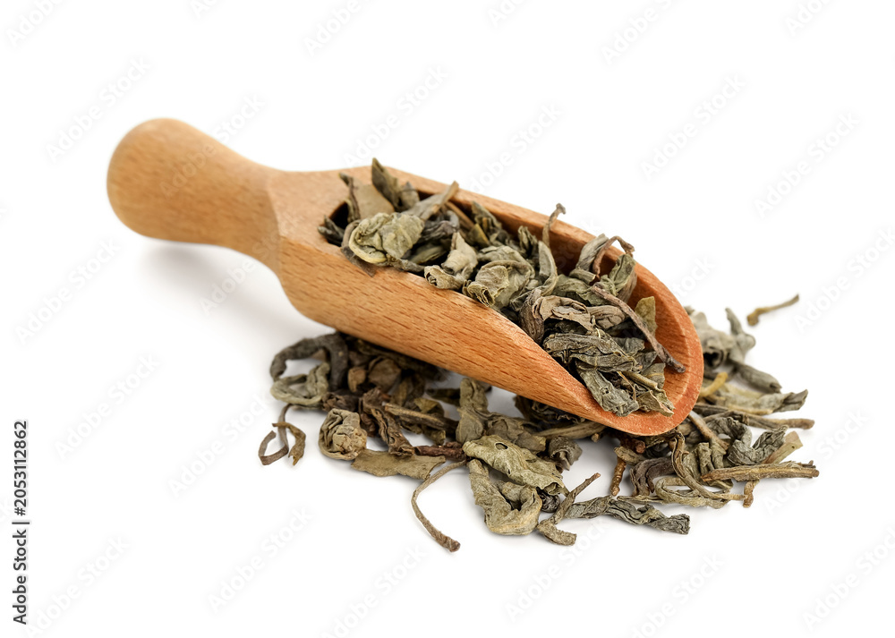 Naklejka premium Scoop with dry green tea leaves isolated on white background, closeup