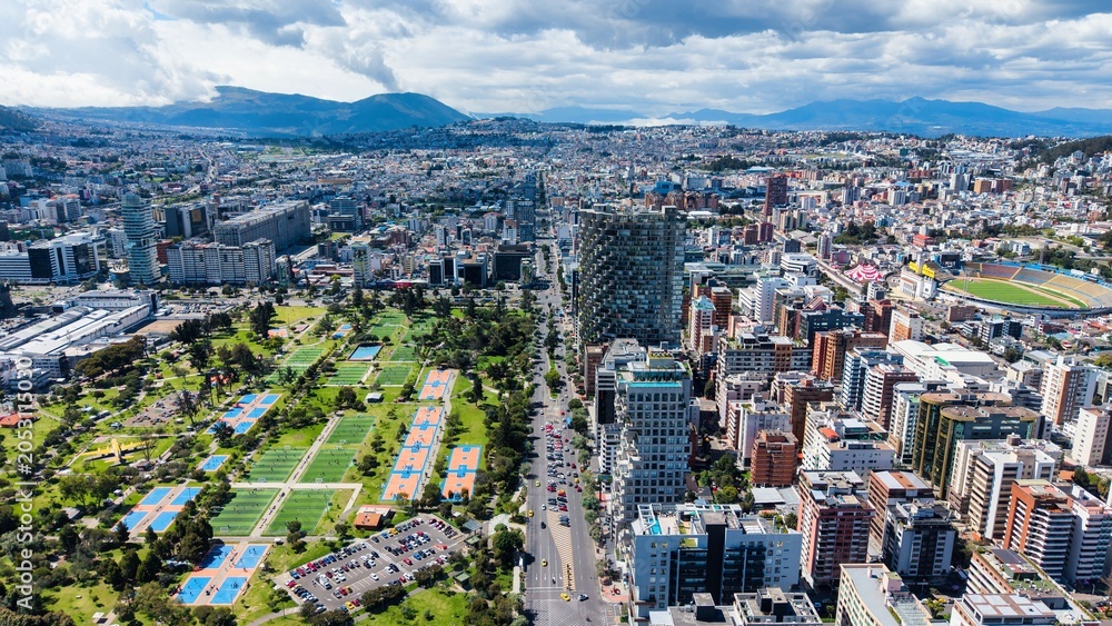 Naklejka premium View of Quito City With Green Parks and Modern Buildings Under a Cloudy Sky in the Middle of the Day
