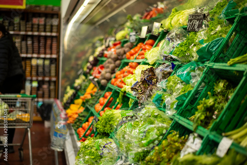 Fotografía Vibrant fresh produce in supermarket refrigerated display
