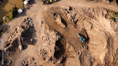 Foto Excavator and Garbage Truck Mine Work in Stone and Sand Mining  Construction and