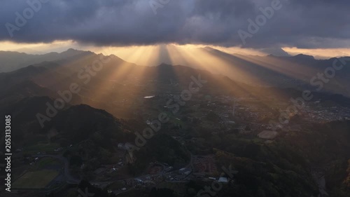 高千穂・国見ヶ丘に広がる光芒の絶景 空撮
