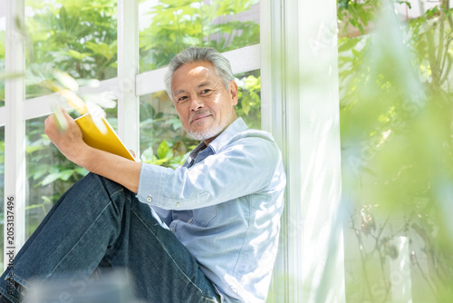 シニア男性　読書