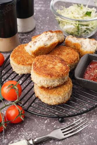 Grid of tasty meat cutlets ...