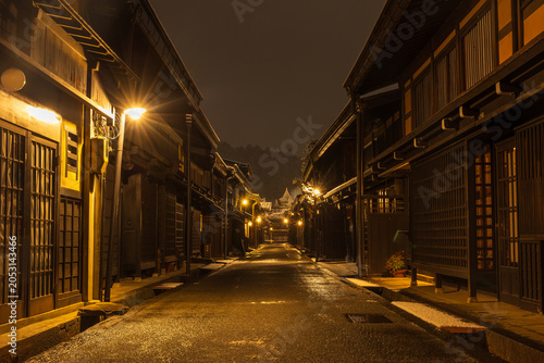 Quadro su tela 日本の風景・冬　飛騨高山　雪降る夜の古い町並み