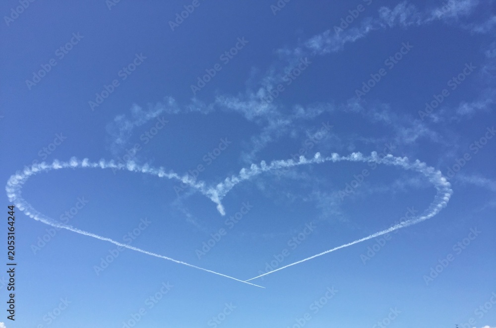 Naklejka premium Heart Shape Skywriting Against Blue Sky