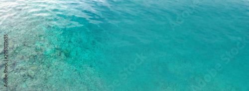 Obraz na płótnie 透き通るエメラルドグリーンの海と岩礁が広がる夏の海中風景