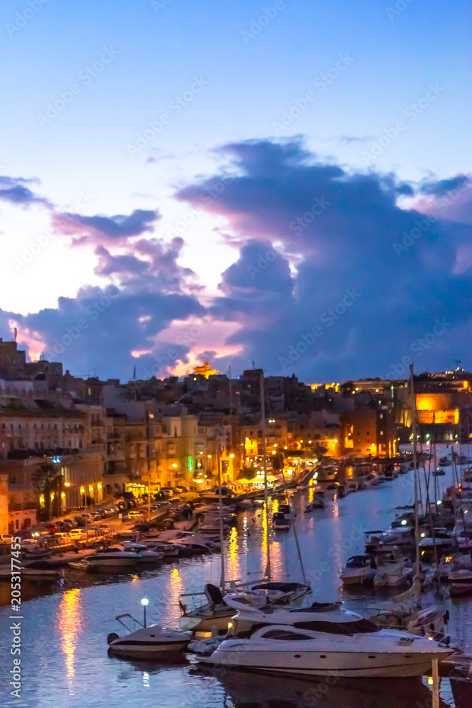 Obraz premium Malta, boats in port of Valletta, Island of Malta in sunset.