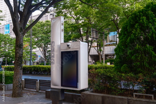 自動運転や自動配送をめざし、東京都が整備を進める【スマートポール（サイネージ型）】：西新宿４号街路：東京都新宿区西新宿