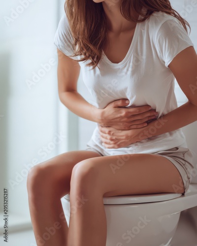 腹痛に苦しむ若い女性