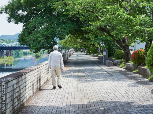 Konstfotografi 初夏の朝の観光地犬山市の木曽川遊歩道で散歩するシニア男性の姿