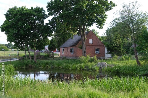 Foto Rural scenery of brick building of Poleczyno village on Kashubia, Pomerania, Pol