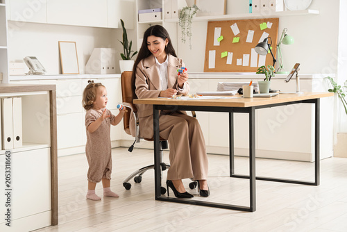 Working mother balancing pr...