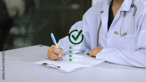 Foto Doctor Completing Medical Checklist and Healthcare Quality Assurance Documentati