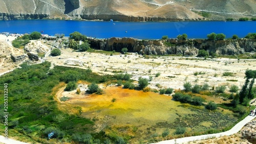 Valokuva Band-e Amir National Park showcases Afghanistan’s breathtaking natural beauty with crystal-clear turquoise lakes, dramatic cliffs, and peaceful landscapes under a vibrant blue sky