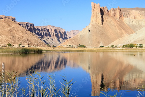 Fotografija Band-e Amir National Park showcases Afghanistan’s breathtaking natural beauty with crystal-clear turquoise lakes, dramatic cliffs, and peaceful landscapes under a vibrant blue sky