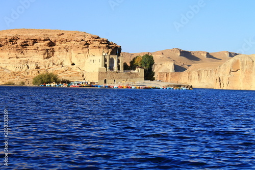 Valokuva Band-e Amir National Park showcases Afghanistan’s breathtaking natural beauty with crystal-clear turquoise lakes, dramatic cliffs, and peaceful landscapes under a vibrant blue sky