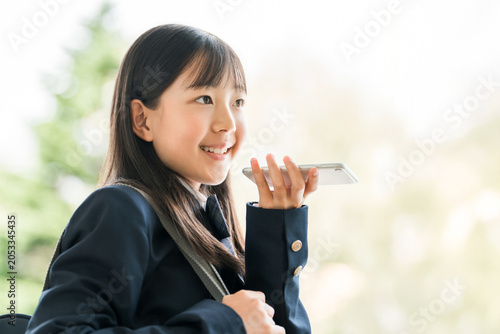 Foto High school students, middle school students, and elementary school students talking on their smartphones or smartphone speakers
