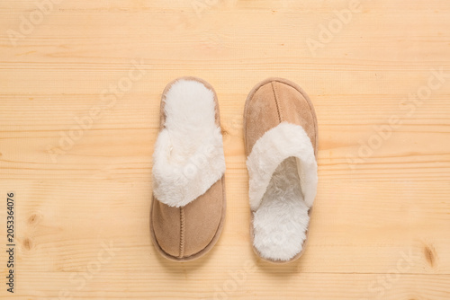 Cozy beige suede slippers w...