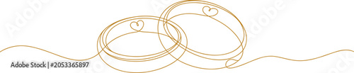 Foto Golden Wedding Rings on Silk Thread: Elegant golden wedding rings intertwined on a delicate silk thread, symbolizing eternal love and commitment