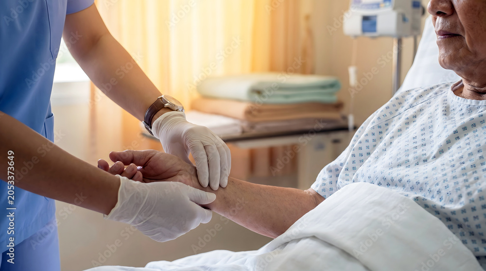 Obraz premium Nurse checking elderly patient pulse on wrist