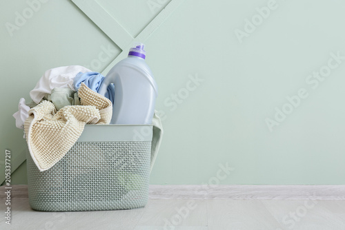 Laundry basket with deterge...